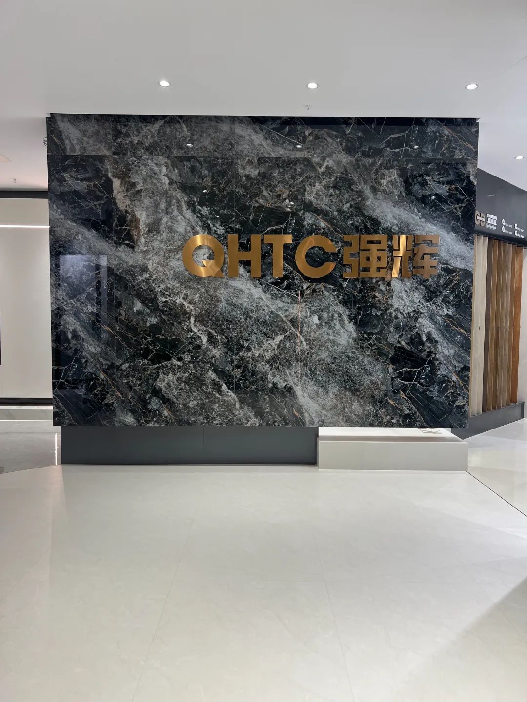 終端風采 | 強輝東陽旗艦店,現(xiàn)代時尚,以素色致敬生活(圖4) 終端風采 | 強輝東陽旗艦店,現(xiàn)代時尚,以素色致敬生活(圖4)