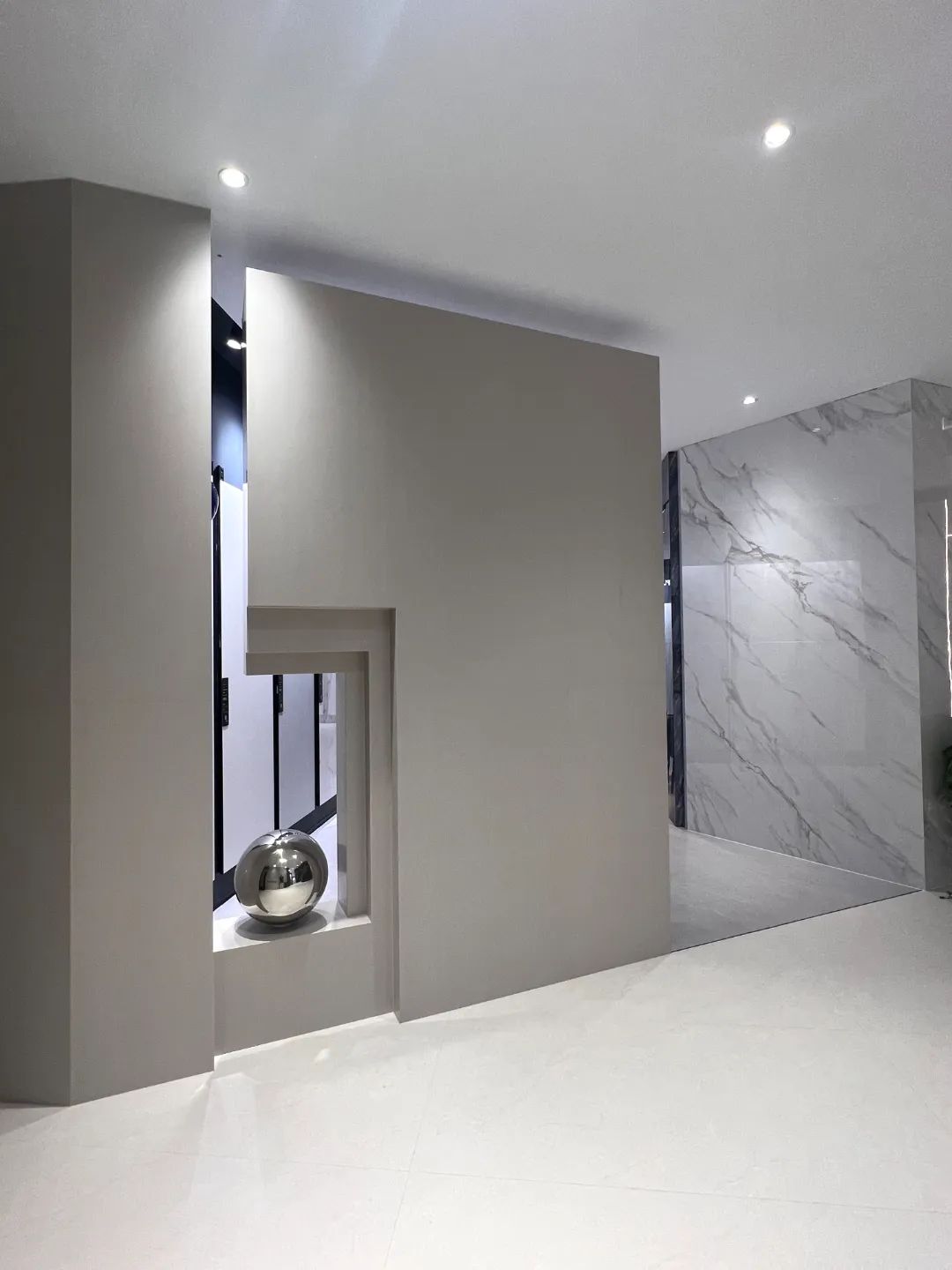 終端風采 | 強輝東陽旗艦店,現(xiàn)代時尚,以素色致敬生活(圖5) 終端風采 | 強輝東陽旗艦店,現(xiàn)代時尚,以素色致敬生活(圖5)