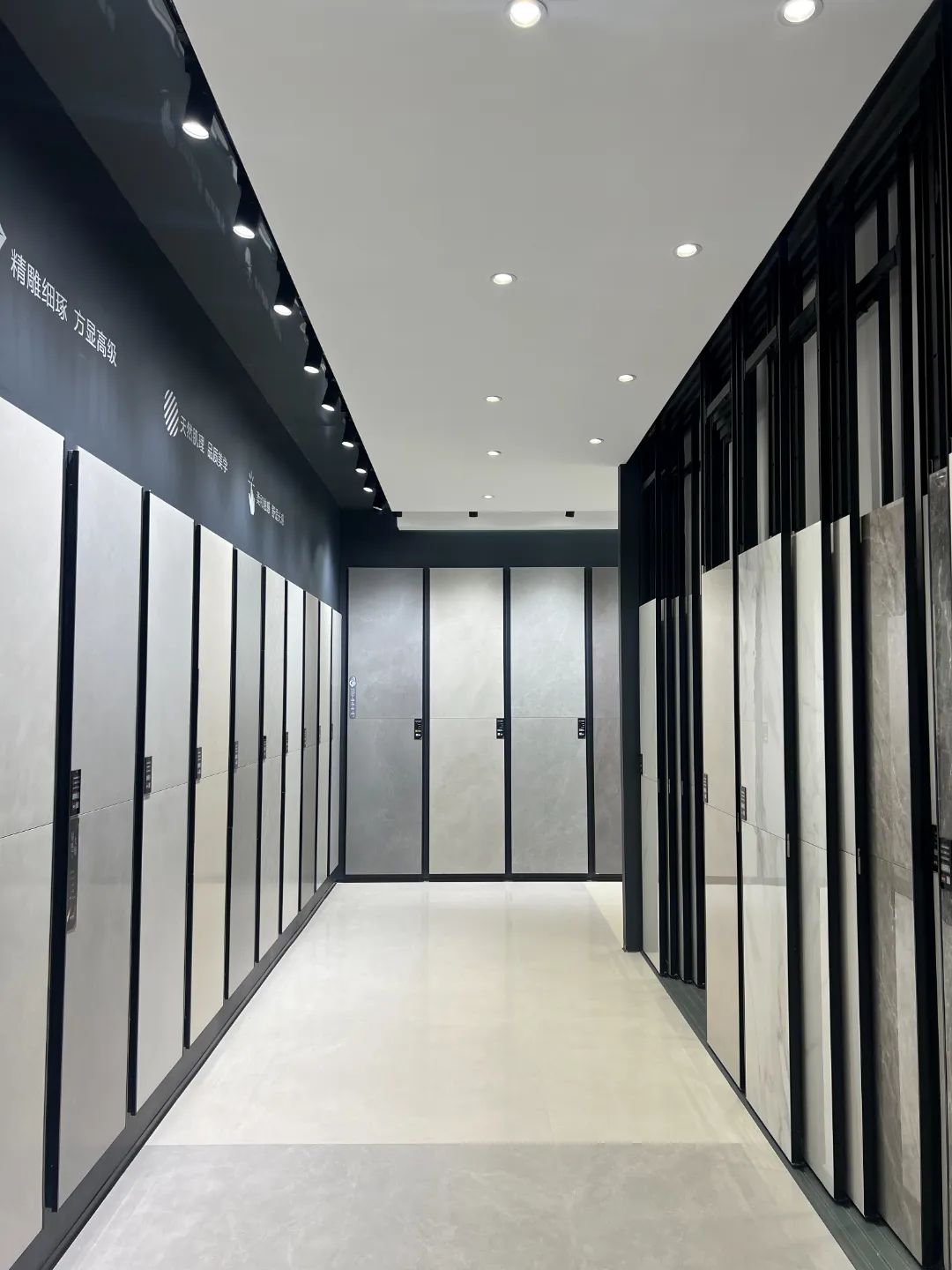 終端風采 | 強輝東陽旗艦店,現(xiàn)代時尚,以素色致敬生活(圖6) 終端風采 | 強輝東陽旗艦店,現(xiàn)代時尚,以素色致敬生活(圖6)