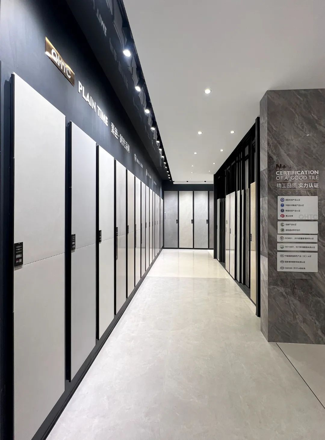 終端風采 | 強輝東陽旗艦店,現(xiàn)代時尚,以素色致敬生活(圖7) 終端風采 | 強輝東陽旗艦店,現(xiàn)代時尚,以素色致敬生活(圖7)