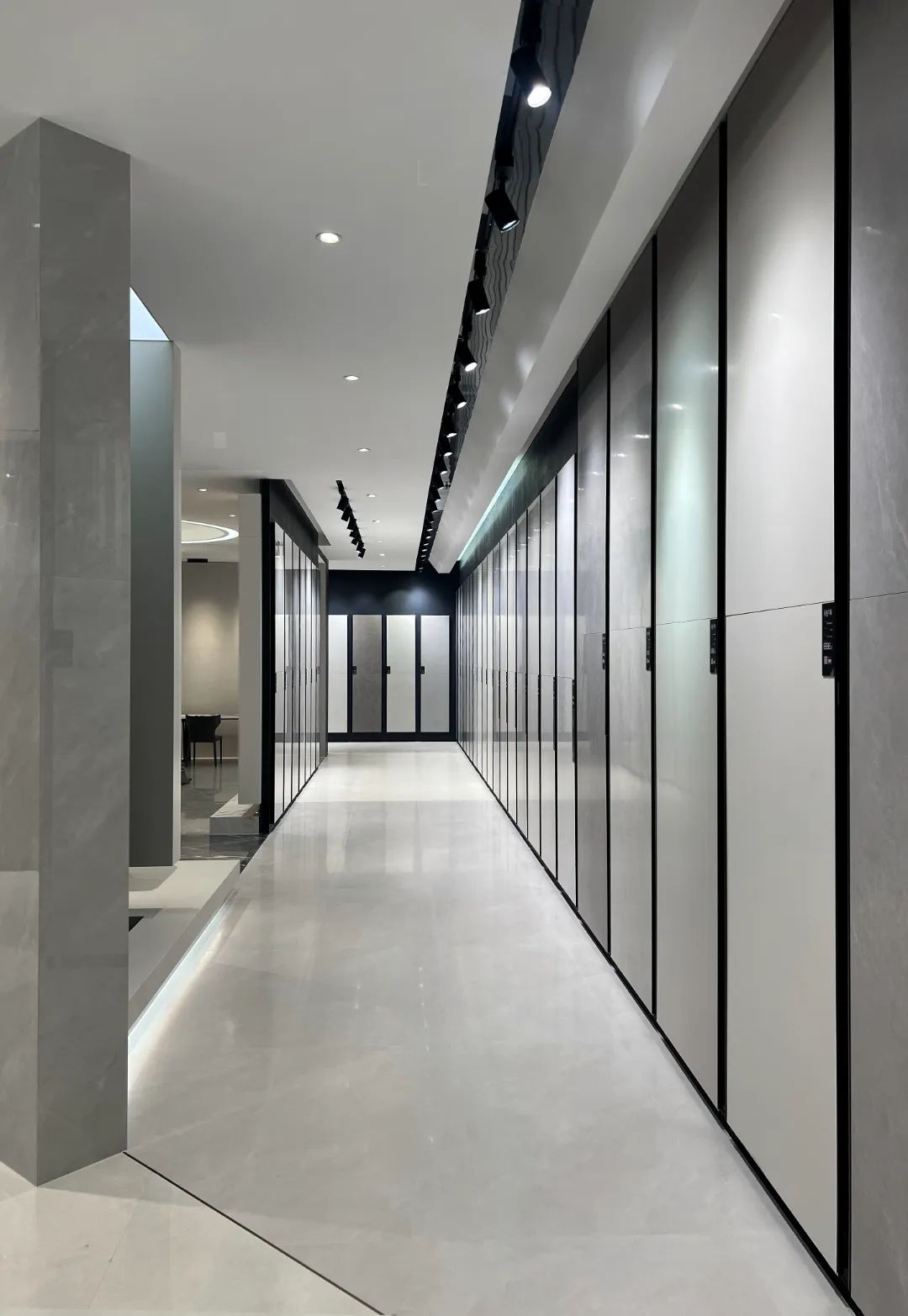 終端風采 | 強輝東陽旗艦店,現(xiàn)代時尚,以素色致敬生活(圖8) 終端風采 | 強輝東陽旗艦店,現(xiàn)代時尚,以素色致敬生活(圖8)