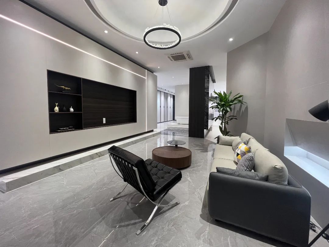 終端風采 | 強輝東陽旗艦店,現(xiàn)代時尚,以素色致敬生活(圖10) 終端風采 | 強輝東陽旗艦店,現(xiàn)代時尚,以素色致敬生活(圖10)