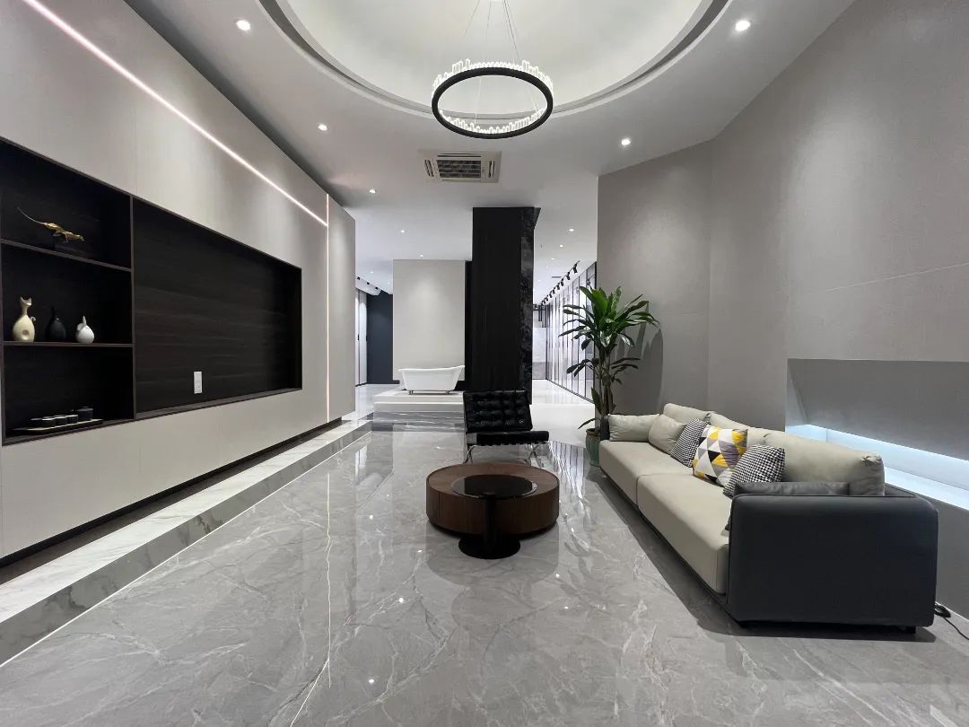 終端風采 | 強輝東陽旗艦店,現(xiàn)代時尚,以素色致敬生活(圖11) 終端風采 | 強輝東陽旗艦店,現(xiàn)代時尚,以素色致敬生活(圖11)