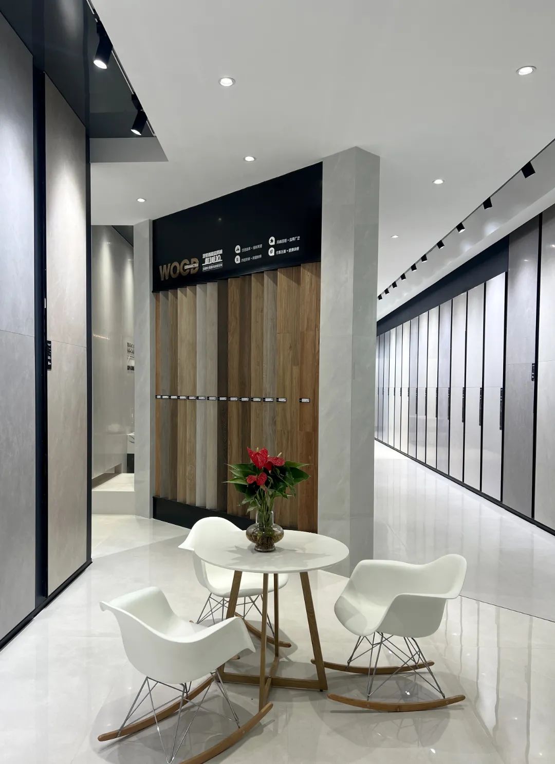 終端風采 | 強輝東陽旗艦店,現(xiàn)代時尚,以素色致敬生活(圖15) 終端風采 | 強輝東陽旗艦店,現(xiàn)代時尚,以素色致敬生活(圖15)