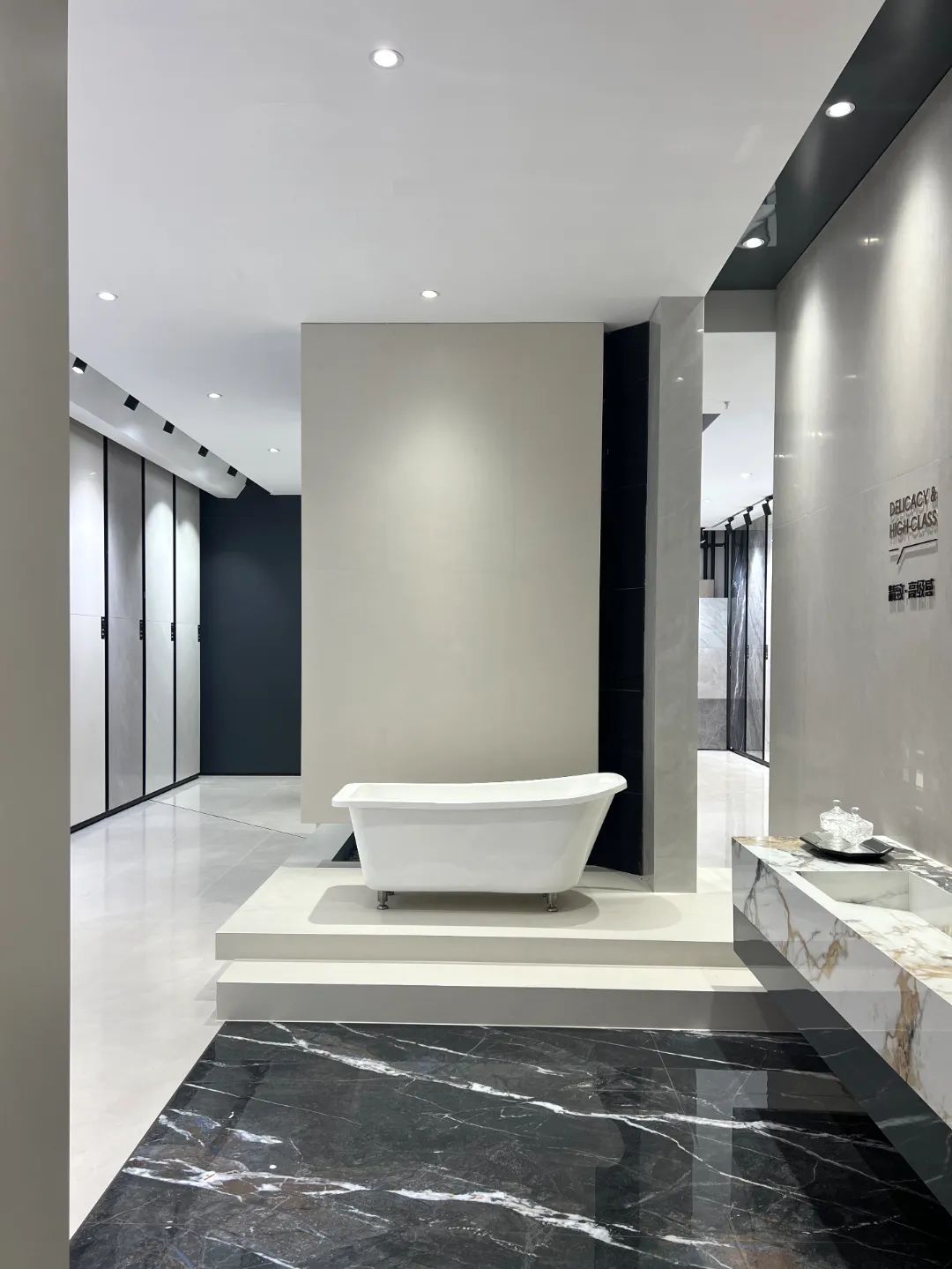 終端風采 | 強輝東陽旗艦店,現(xiàn)代時尚,以素色致敬生活(圖16) 終端風采 | 強輝東陽旗艦店,現(xiàn)代時尚,以素色致敬生活(圖16)