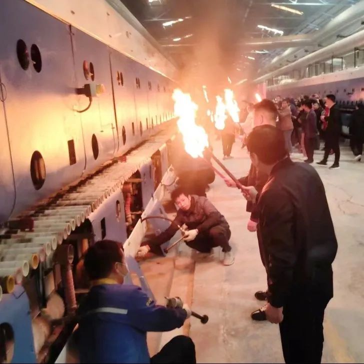 薪火再燃 | 強輝精工瓷磚肇慶生產基地巖板智能生產線正式點火投產(圖11) 圖片