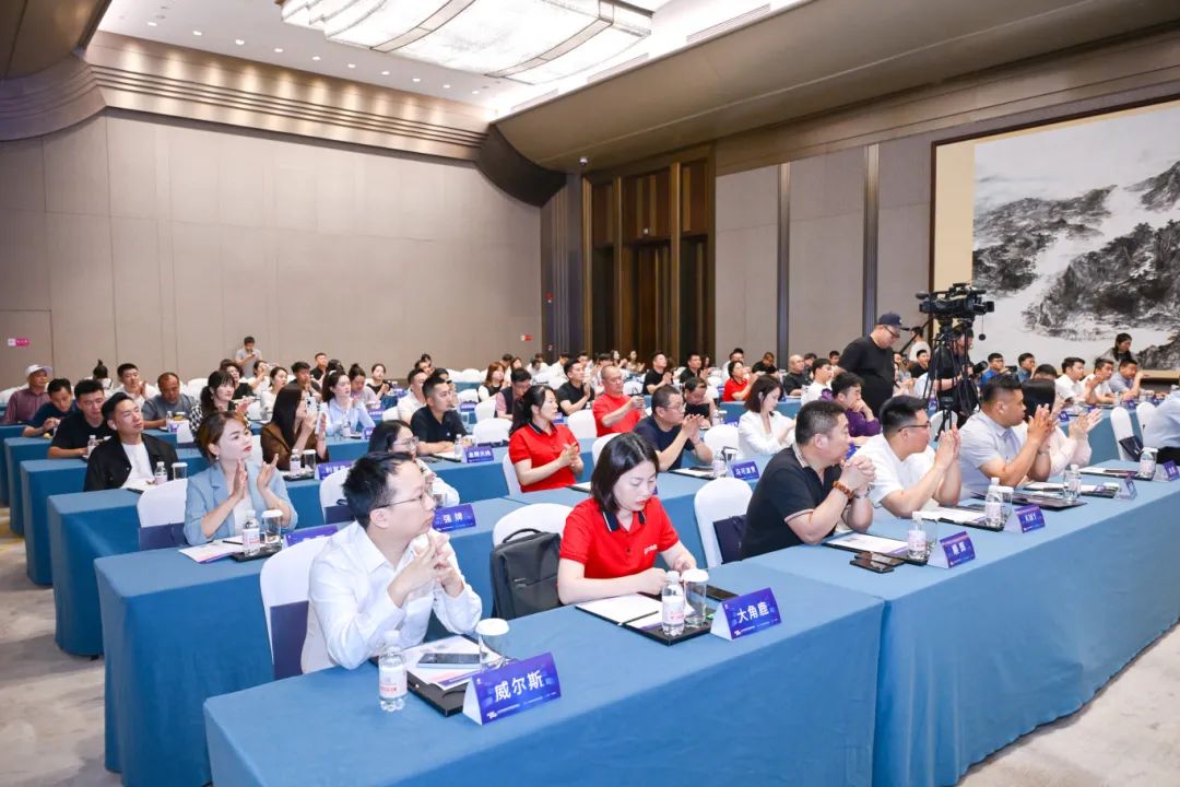 喜訊 | 強輝榮獲“陶瓷十大品牌”、“消費者喜愛十大品牌”雙項大獎(圖2) 喜訊 | 強輝榮獲“陶瓷十大品牌”、“消費者喜愛十大品牌”雙項大獎(圖2)