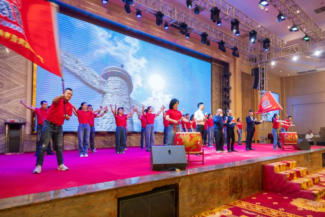 聚勢(shì)·創(chuàng)變·敢為 | 強(qiáng)輝集團(tuán)2025年迎新晚會(huì)圓滿結(jié)束，共繪未來(lái)新藍(lán)圖(圖21)