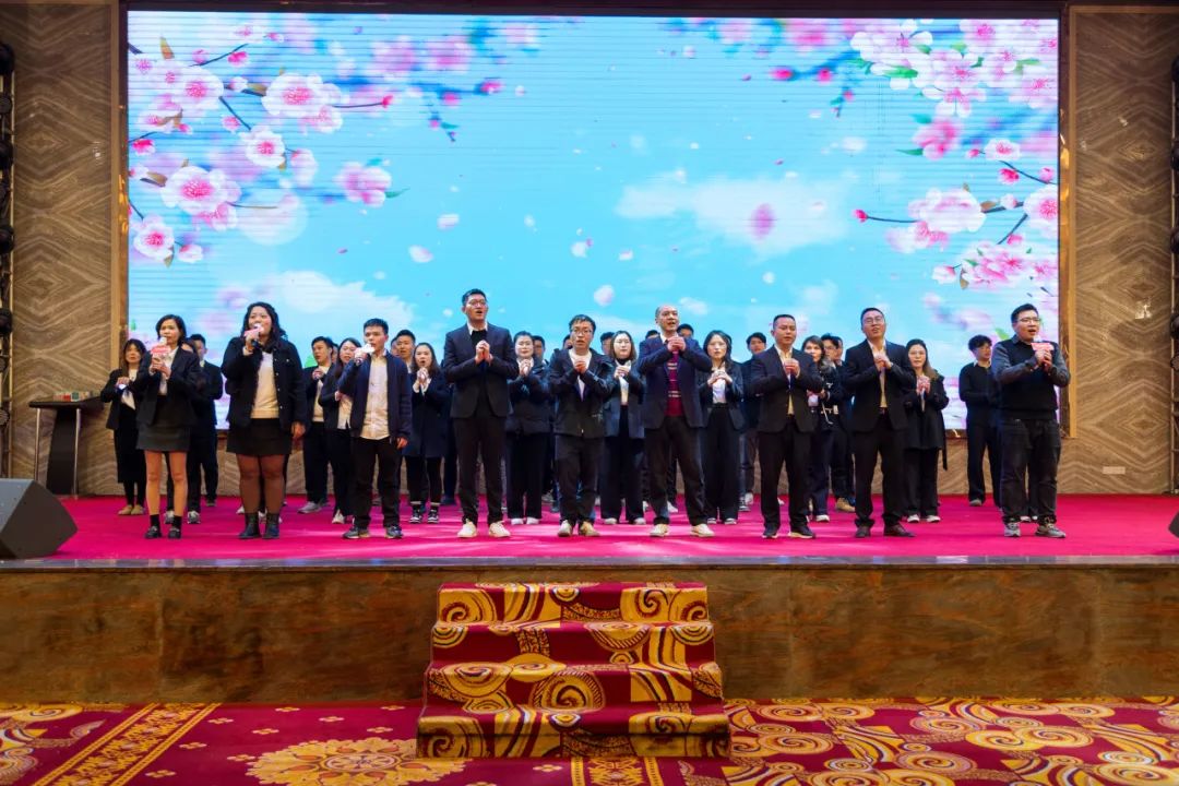 聚勢(shì)·創(chuàng)變·敢為 | 強(qiáng)輝集團(tuán)2025年迎新晚會(huì)圓滿結(jié)束，共繪未來(lái)新藍(lán)圖(圖26)