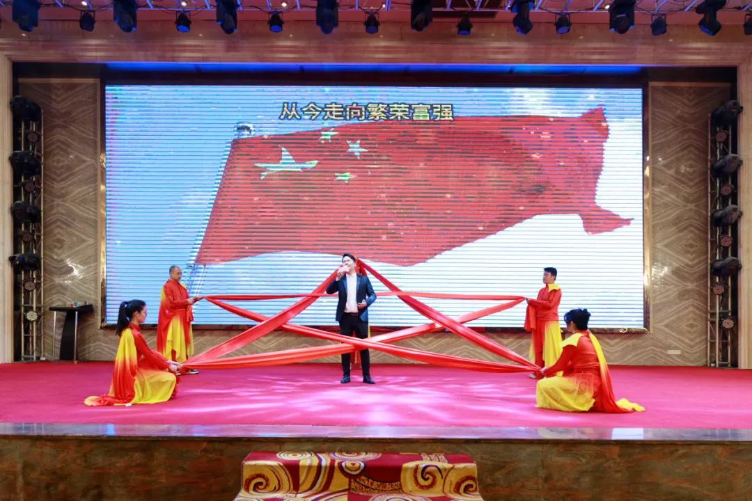 聚勢(shì)·創(chuàng)變·敢為 | 強(qiáng)輝集團(tuán)2025年迎新晚會(huì)圓滿結(jié)束，共繪未來(lái)新藍(lán)圖(圖25)