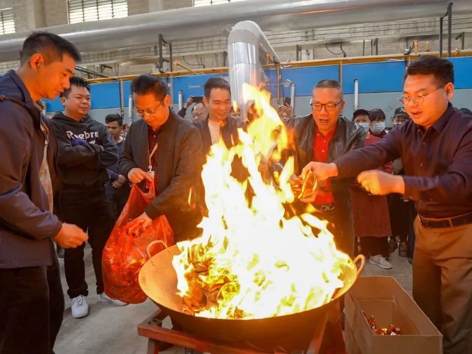 undefined 火力全開 | 強輝精工瓷磚肇慶生產基地巖板智能生產線點火大吉(圖6)